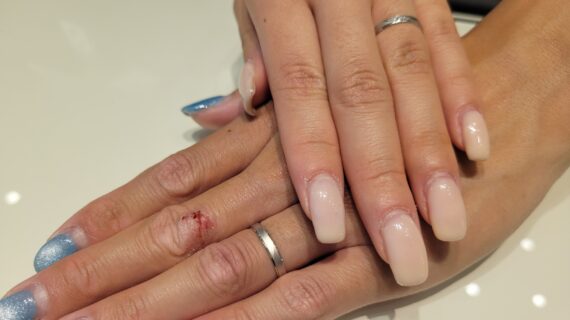 ノクルの結婚指輪を着けたカップルの手元