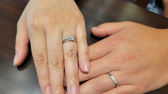 モニッケンダムの結婚指輪を着けたカップルの手元