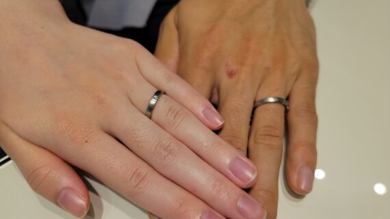 NIWAKA（ニワカ）の結婚指輪を着けたカップルの手元