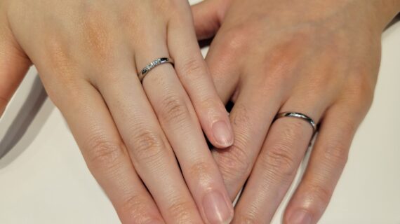 NIWAKA（ニワカ）の結婚指輪を着けたカップルの手元