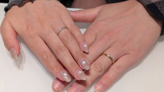 ディズニーシンデレラの結婚指輪とルシエの結婚指輪をつけたカップル