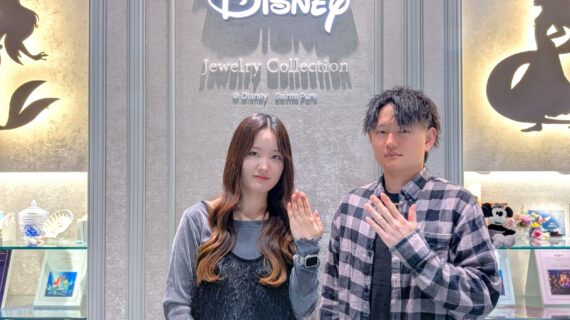ディズニーシンデレラの結婚指輪とルシエの結婚指輪をつけたカップル