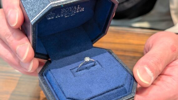 ロイヤル・アッシャーの婚約指輪を持った男性の手元