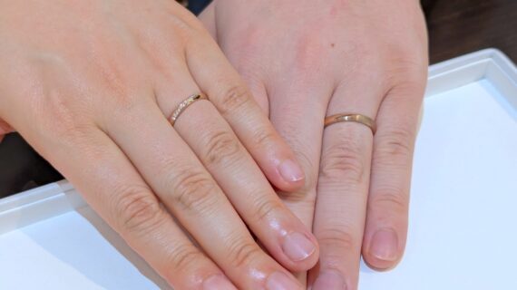 ルシエの結婚指輪をつけた手元