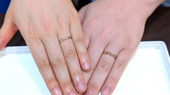 ルシエの結婚指輪をつけた手元