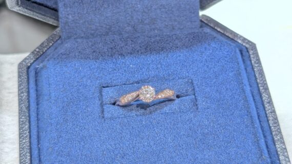 ロイヤル・アッシャーの婚約指輪が入ったケース