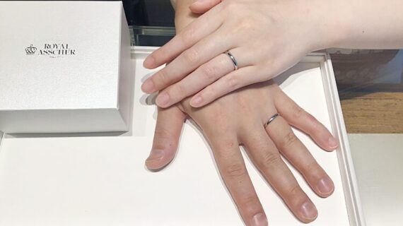 ロイヤルアッシャーの結婚指輪を着けたカップル