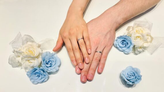 サムシングブルーの結婚指輪をつけたカップル