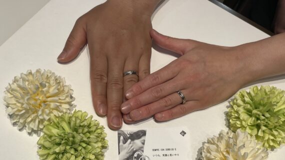 レガロの結婚指輪をつけたカップル