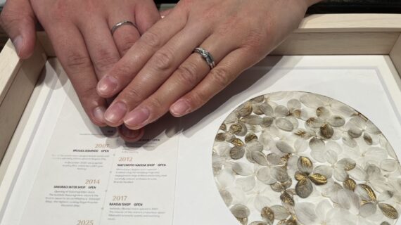 NIWAKAの婚約指輪と結婚指輪を着けたカップル