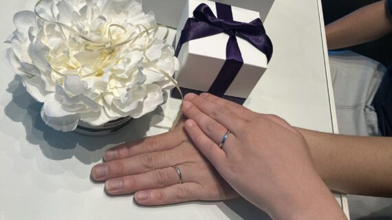 NIWAKAの結婚指輪を着けたカップル