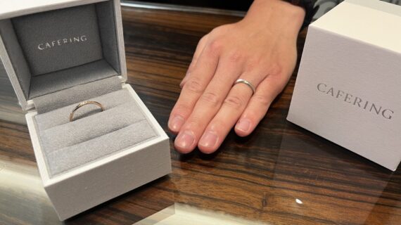 カフェリングの結婚指輪を着けた男性