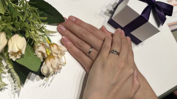 NIWAKAの結婚指輪をつけたカップル