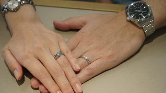 NIWAKAの婚約指輪と結婚指輪を着用したカップル