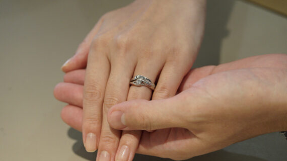 NIWAKAの婚約指輪と結婚指輪を着用したカップル