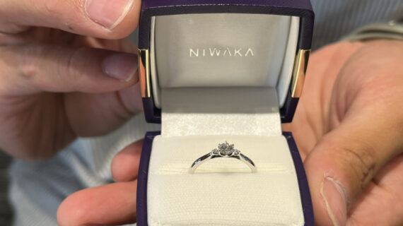 NIWAKA(ニワカ)の婚約指輪「白鈴」を持った手元