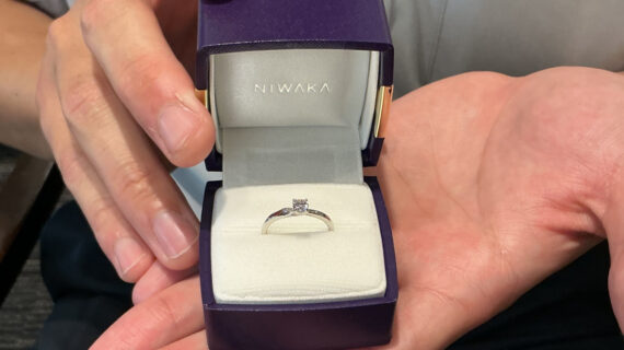 NIWAKA(ニワカ)の婚約指輪を持った男性の手元