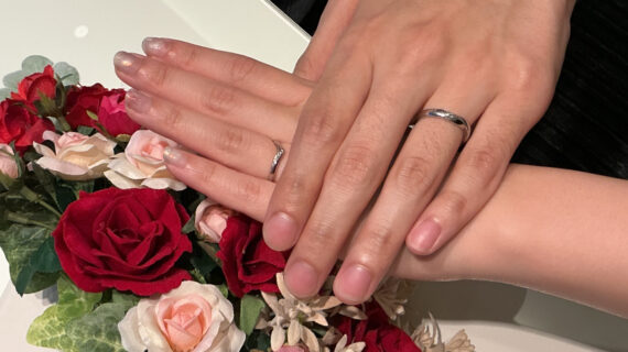 NIWAKA(ニワカ)の結婚指輪を着けた男女の手元