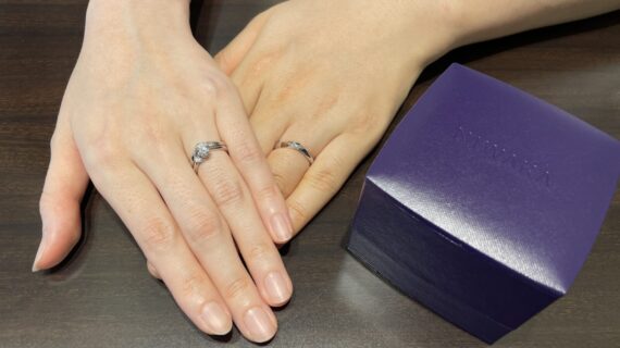 ニワカの婚約指輪と結婚指輪を着けているカップルのお手元の写真