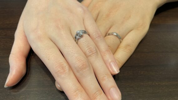 ニワカの婚約指輪と結婚指輪を着けているカップルのお手元の写真