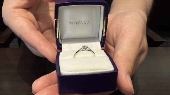 ニワカの婚約指輪を持っている男性の写真