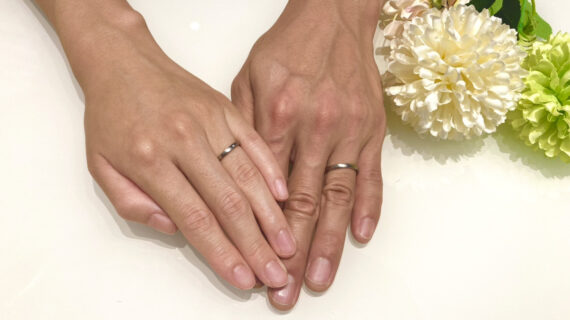 NIWAKAの結婚指輪をつけたカップル