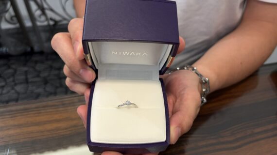 NIWAKAの婚約指輪を持った男性