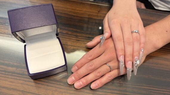 NIWAKAの婚約指輪と結婚指輪をつけたカップル
