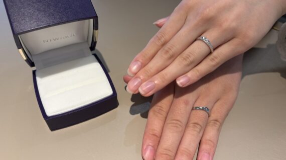 NIWAKAの結婚指輪をつけたカップル