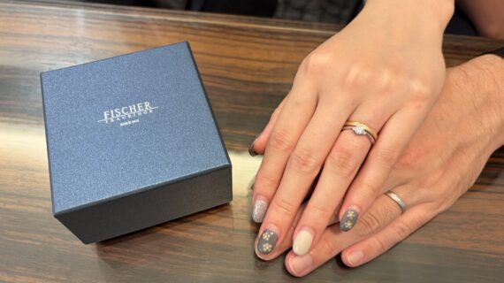 フィッシャーの結婚指輪を着けたカップル