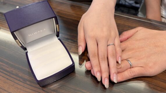 NIWAKAの結婚指輪をつけたカップル