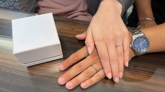 ルシエの結婚指輪をつけたカップル