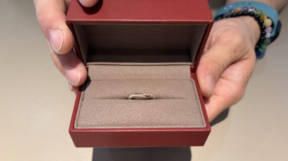 モニッケンダムの婚約指輪を持った男性