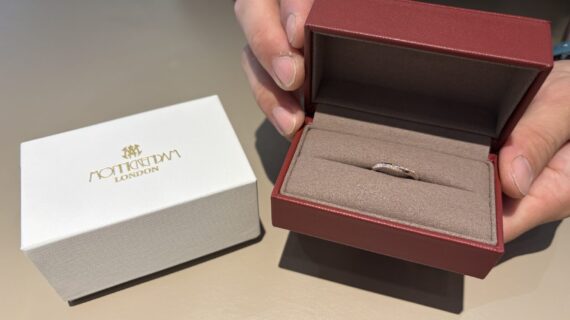 モニッケンダムの婚約指輪を持った男性