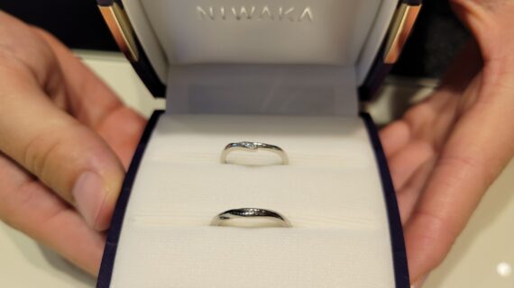 ニワカの結婚指輪を持つカップル