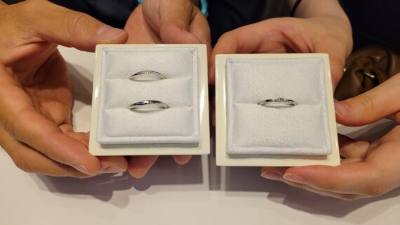 ルシエの婚約指輪と結婚指輪をお披露目するカップル