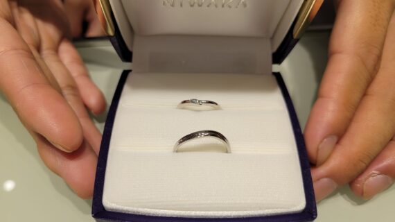 NIWAKA（ニワカ）の結婚指輪をお披露目するカップル