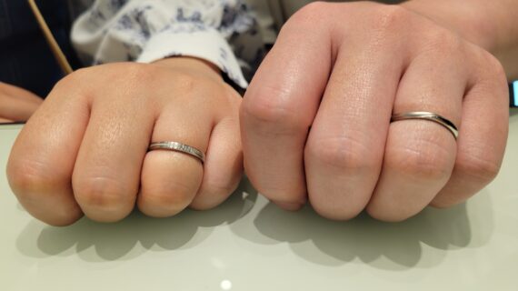ルシエの結婚指輪を着けたカップルの手元