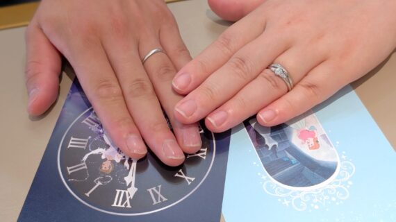 ディズニーシンデレラの結婚指輪をつけたカップル