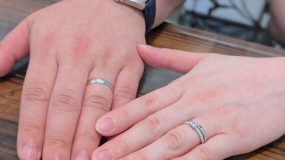 ロイヤル・アッシャーの結婚指輪をつけたカップル