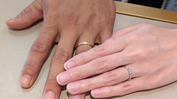 NIWAKAの結婚指輪をつけたカップル