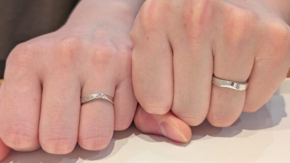 杢目金屋の結婚指輪をつけたカップル