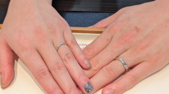 杢目金屋の結婚指輪をつけたカップル
