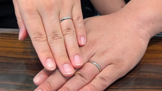 ロイヤルアッシャーの結婚指輪をつけたカップル