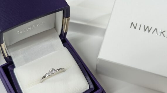 ケースに入ったNIWAKAの婚約指輪