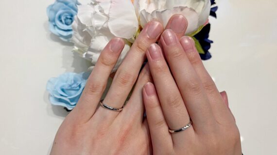 ロイヤルアッシャーの結婚指輪を着けたカップル