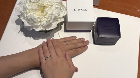 NIWAKAの結婚指輪を着けたカップル