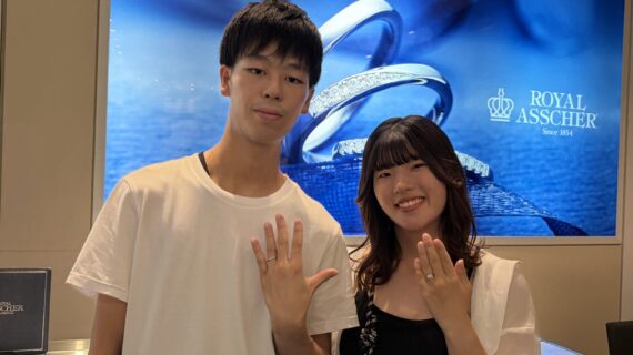 ロイヤル・アッシャーの婚約指輪と結婚指輪をつけたカップル