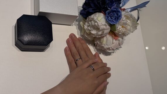 ロイヤル・アッシャーの婚約指輪と結婚指輪をつけたカップル
