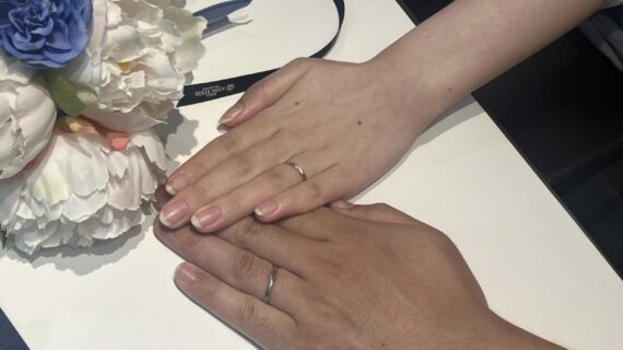 ロイヤルアッシャーの結婚指輪を着けたカップル